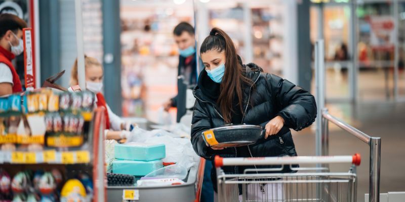 women is waitign for the bill at supermart