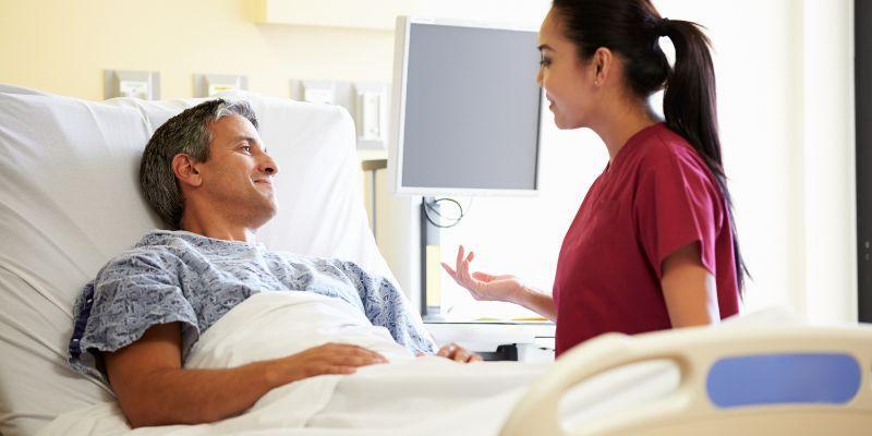 Nurse-talking-to-a-patient