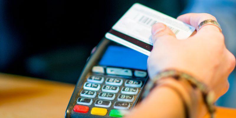A-customer-using-contactless-payment-method
