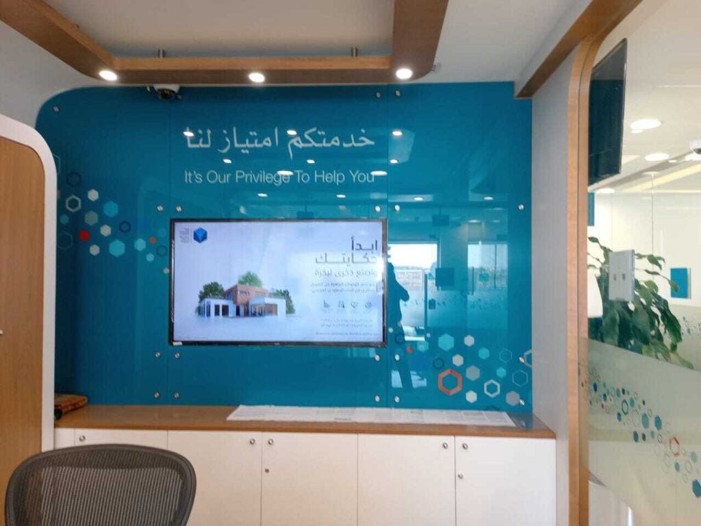 Banque Saudi Fransi 2 banque saudi franci wavetec queue management digital Signage