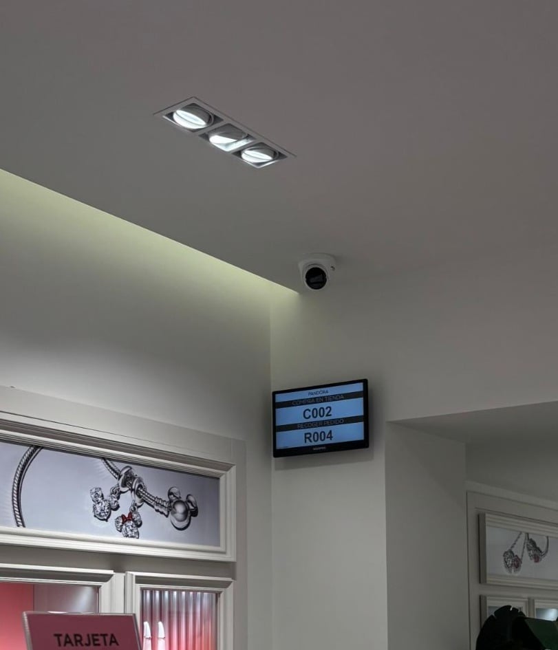 How Pandora Spain Created a Seamless Customer Journey with Wavetec 6 How Pandora Spain Created a Seamless Customer Journey with Wavetec Queue management system LCD counter display unit