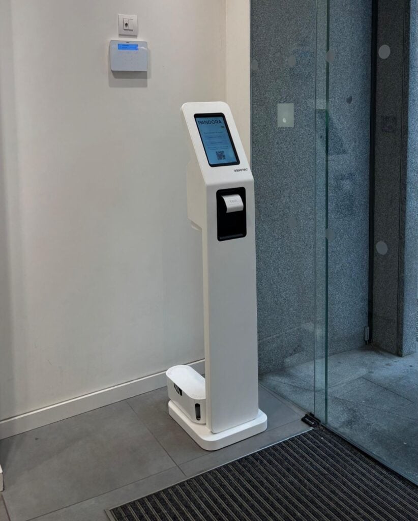 How Pandora Spain Created a Seamless Customer Journey with Wavetec 5 How Pandora Spain Created a Seamless Customer Journey with Wavetec Queue management system m18 kiosk